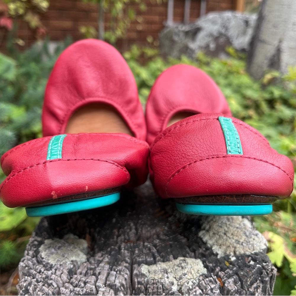 LIKE NEW! Tieks Ballet Flats in Color Cardinal Red Leather - Size Women’s 6 - Picture 5 of 9